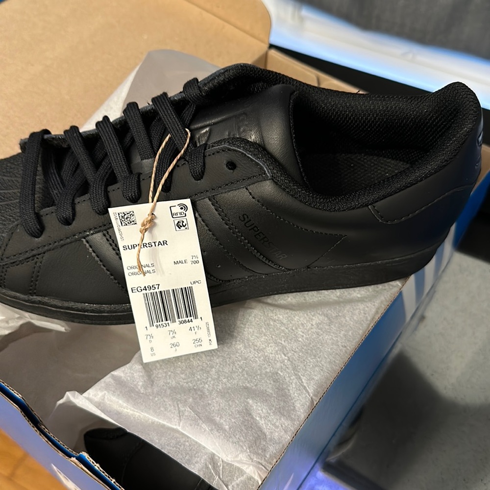 New in box Adidas superstar black size 8 men’s